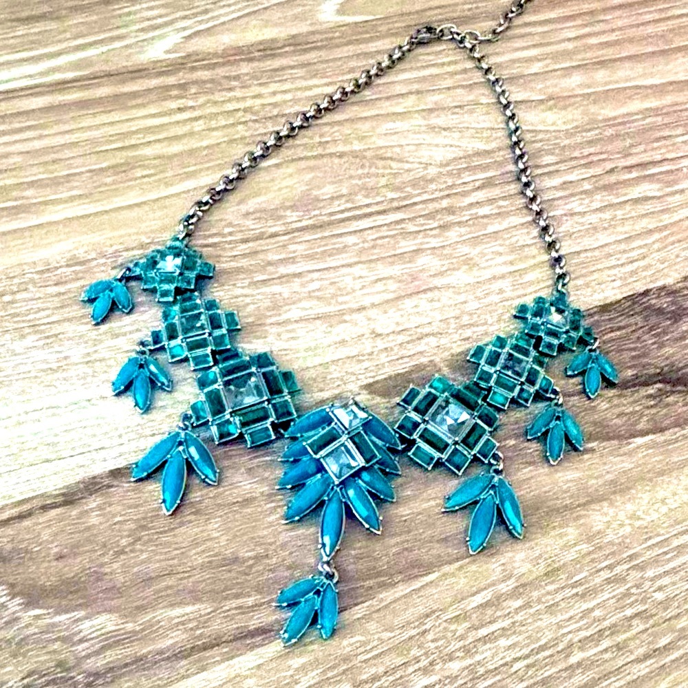 Beautiful Loft Bib Necklace!